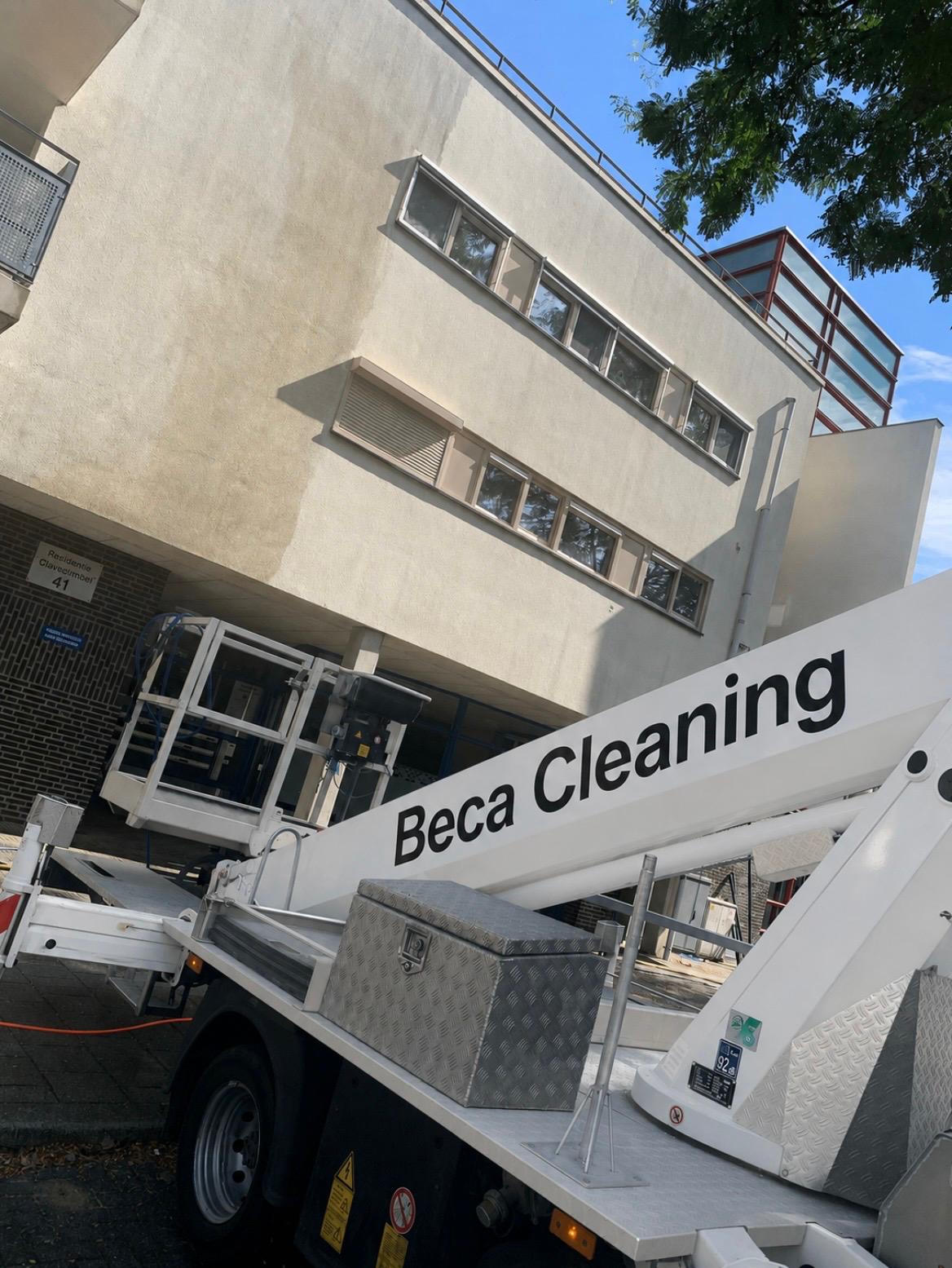 Hoogwerker van Beca Cleaning bij gevelreiniging