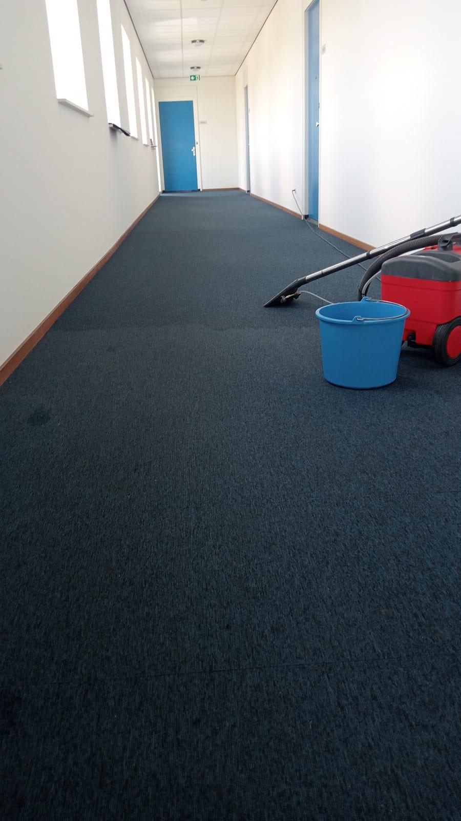 Tapijtreiniging in gang met professionele reinigingsmachine