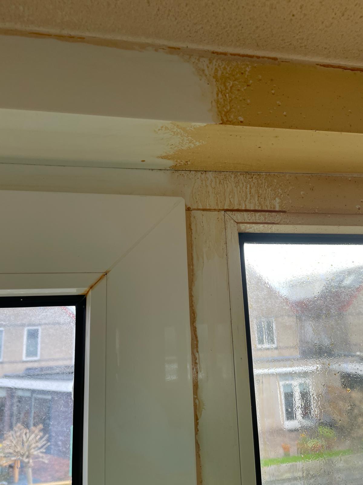 Detail van vervuiling rond raamkozijn voor reiniging