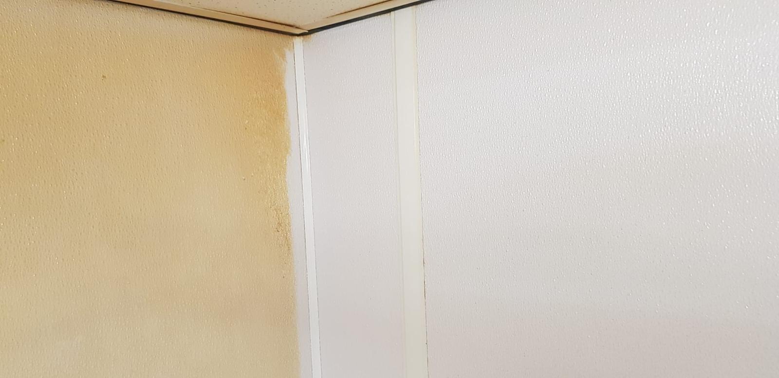 Voor en na resultaat van interieurreiniging op wandpanelen
