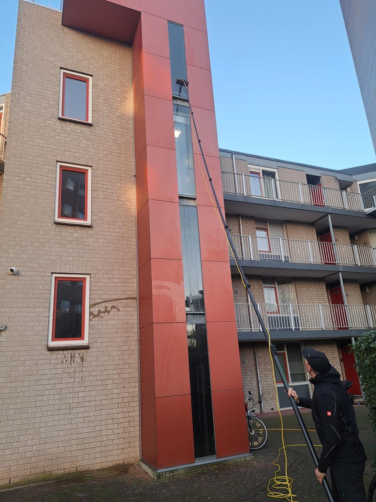 Glasbewassing met telescoopsteel bij appartementencomplex