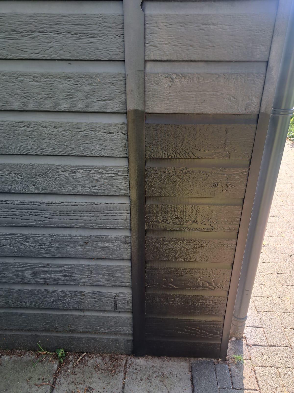 Voor en na resultaat van gevelreiniging op houtlook gevelbekleding