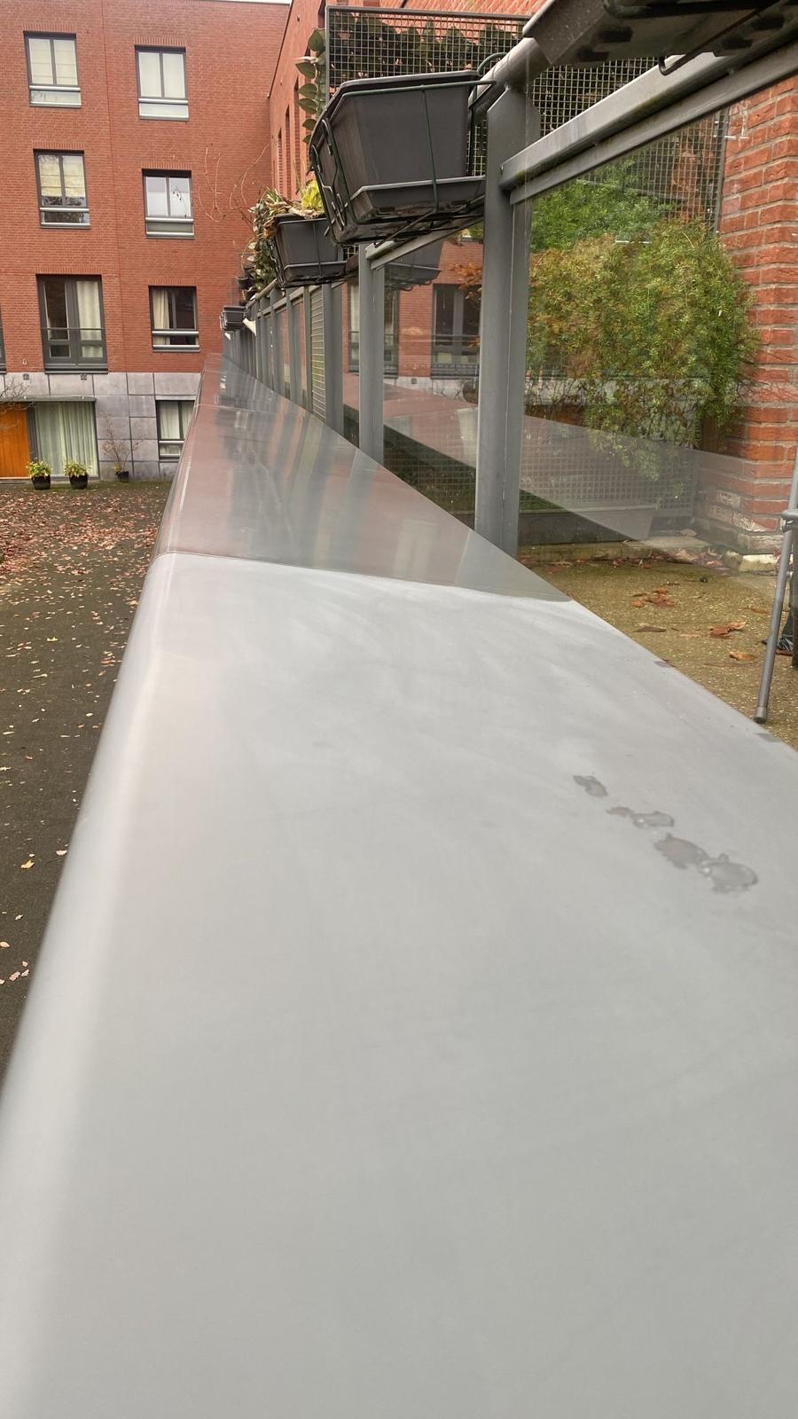 Gereinigde glasoverkapping bij wooncomplex