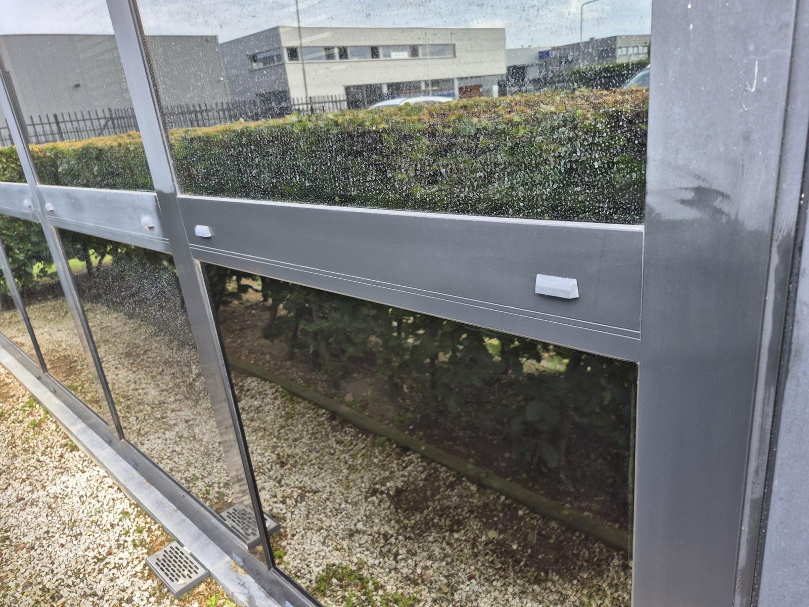 Detail van glasbewassing bij kozijnen